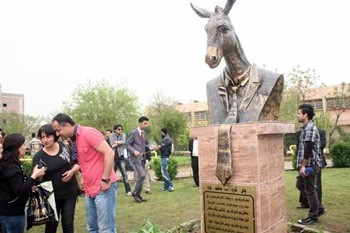 Cidade iraquiana tem estátua de burro com gravata