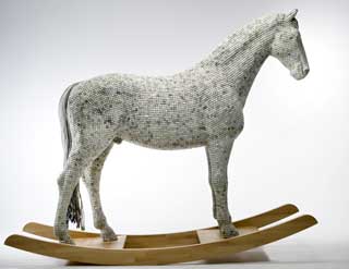 Escultura de cavalo com 18 mil teclas de PC