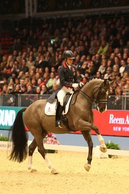 Charlotte Dujardin bate recorde pessoal no Grande Prémio em Olympia